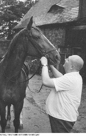 Dresden, Pillnitz, Alte Schäferei. Schauspieler Rolf Hoppe beim Reittraining, 1966