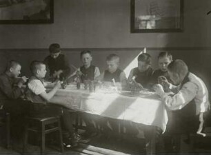 Basteln von Spielzeug v. Zögling, Städt. Kinderanstalten, Dresden-Trachenberge, um 1912