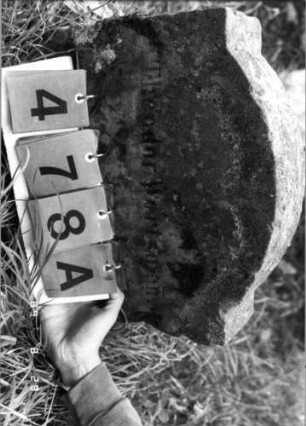 Grabstein 478 (Index: 100108041) Material: grauer Sandstein Zustand: verwittert, bewachsen, eingesunken, weitgehender Textverlust Maße HxBxT: 48x46x14 cm Beschreibung: Stele, eingezogener Segmentbogenabschluß Besonderheit: Kindergrab: Grabstein 478A