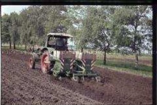 Traktor bei Feldarbeit auf der LPG Rohrberg (Kreis Klötze)