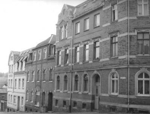Adorf. Wohnhäuser, August-Bebel-Straße 9, 11,13. Straßenansicht