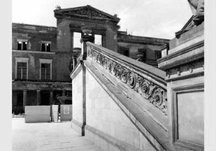 Blick auf die Freitreppe der Nationalgalerie vor dem Hintergrund des Neuen Museums