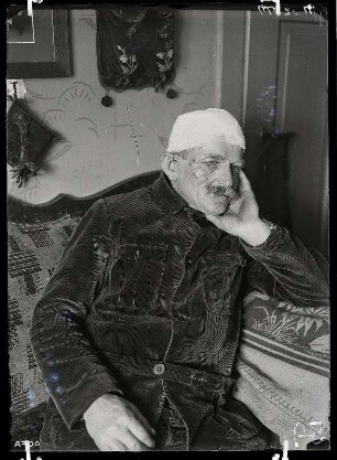 Ernst Weißpflog, Arbeitersportler aus Markersbach/Erzgebirge mit Kopfverband, nach dem Überfall durch Angehörige der Sturmabteilung (SA) am 18.02.1933 in Raschau : Arbeitersportler aus Markersbach/Erzgebirge mit Kopfverband