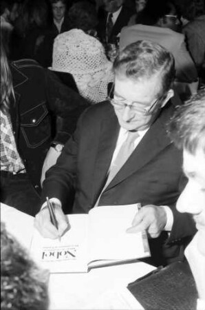 27. Tagung 1977 Chemiker; Sitzreihen im Theater: Robert B. Woodward signiert Nobel-Buch