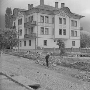 Straßenbauarbeiten. Verziertes Wohngebäude