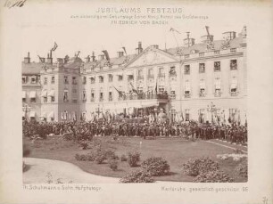"Schluss" beim Jubiläums-Festzug zum 70. Geburtstag des Großherzogs Friedrich I. von Baden vor dem Karlsruher Schloss