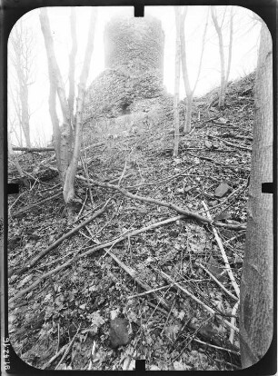 Herrmannsacker. Ruine der Ebersburg (um 1181). Bergfried