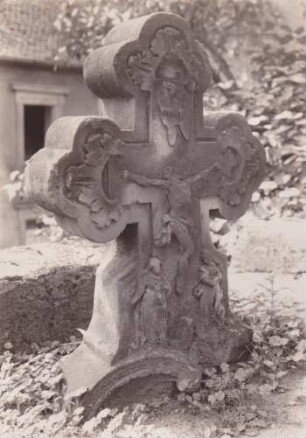alter Friedhof. Grabkreuz