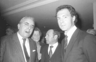 Freiburg im Breisgau: Freundschaftsbesuch von Franz Beckenbauer im Colombi-Hotel auf Einladung des BfG mit Manager Schwan