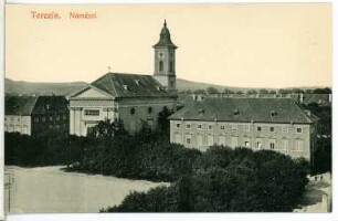 Theresienstadt. Paradeplatz mit Garnisonskirche : Theresienstadt. Paradeplatz mit Hauptwache, Garnisonskiche (1805/1810) und Kommandantenhaus