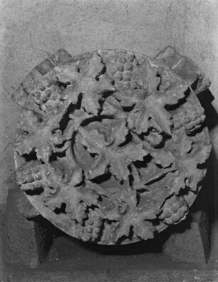 Schlußstein mit Weinlaub und Trauben