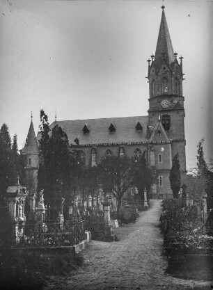 Dresden-Kaditz. Emmauskirche. Ansicht mit Friedhof im Vordergrund