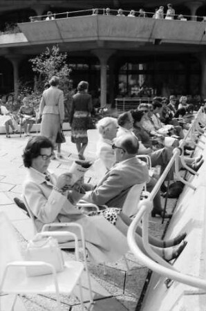 Badenweiler: Sitzreihen auf der Terrasse mit Zeitunglesenden