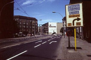Berlin. Straßenbild mit Vorwegweiser zur Autobahn und Landstraße nach Stralsund