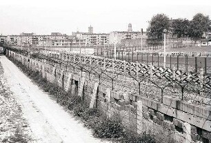 Berlin: Blick vom Podest auf Mauer Sebastianstraße