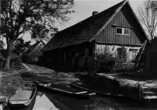 Oberer Spreewald bei Burg. Ansicht eines Gehöftes und Bootshafens auf einer Kaupe (Talsandinsel)