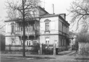 Dresden-Neustadt, Radeberger Straße 11. Wohnhaus (1862). Straßenansicht mit Einfriedung
