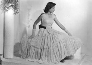 Roßwein. Mädchen aus der Familie E. im Ballkleid
