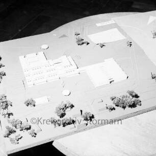 Hauptschule mit Realschulzug [später Joachim-Mähl-Schule]: Schulverband Reinfeld: Schützenstraße: Architektenwettbewerb: dritter Preis: Entwurf des Architekten Peter Schleritt aus Lübeck: Präsentation auf rundem Tisch