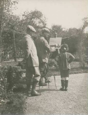 Wilhelm Paulcke malend an der Staffelei umringt von Max von Baden und seinem Sohn Prinz Berthold im Garten von Schloss Kirchberg