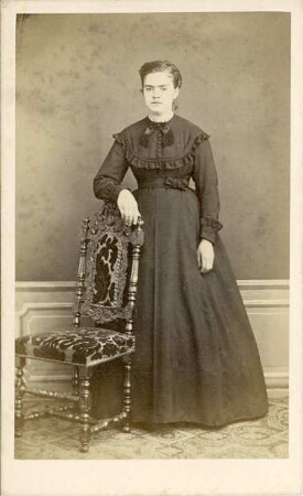 Fotografie einer stehenden Dame