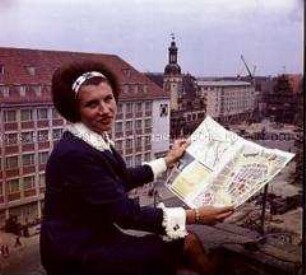 Leipziger Stadtführerin (Hostess) mit Stadtplan vor Marktplatz und altem Rathaus