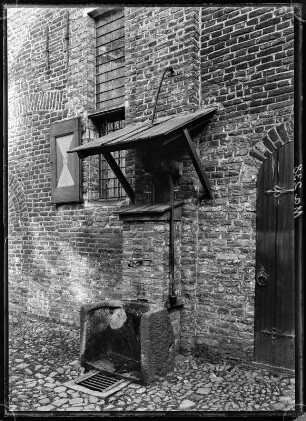 Deventer, Niederlande. Wasserpumpe am Alten Münzturm