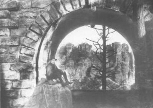 Sächsische Schweiz, Rathener Gebiet. Blick durch einen Bogen der Basteibrücke gegen Wehlnadel, Plattenstein, Hinteren, Mittleren und Vorderen Gansfels