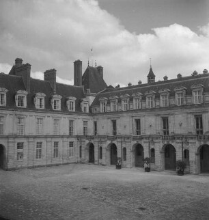 Château de Fontainebleau — Cour de la Fontaine — Aile du Galerie Françoise I