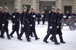 Stockholm - Wachaufzug am Schloss : Dragoner der Königlichen Leibgarde marschieren zur Wachablösung vor dem Schloss auf, aufgenommen 2006 in Stockholm
