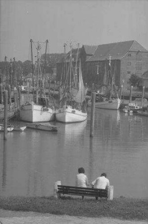 Tönning: Hafen, Vordergrund Sitzbank