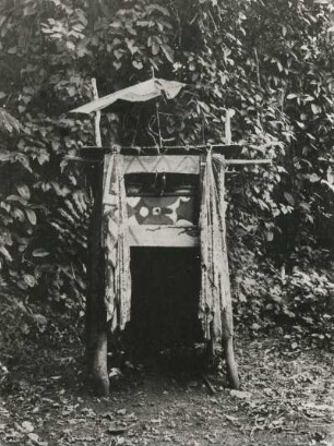 Kamerun. Bumbokoland (Zibälä). Grabmal der Bumboko (Hassert / Thorbecke-Kamerunexpedition 1907/1908)