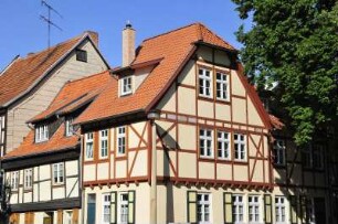 Quedlinburg - Sanierte Fachwerkhäuser : Sanierte Fachwerkhäuser in der Kaiserstraße. Aufgenommen in Quedlinburg am 17. Juli 2012