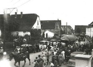 Leipzig-Sommerfeld. Dorfstraßen mit historischem Festumzug der Dorfbewohner