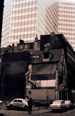 Hamburg: Unilever-Hochhaus mit alten Häusern davor