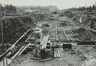 Baustelle eines Studentenwohnheimes. Baugrube mit Bagger