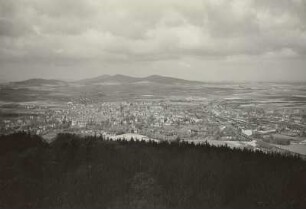 Löbau. Ansicht vom Turm des Löbauer Berges. Im Hintergrund: Hochstein, Czorneboh, Kuppritzer Berg und Richters Berg
