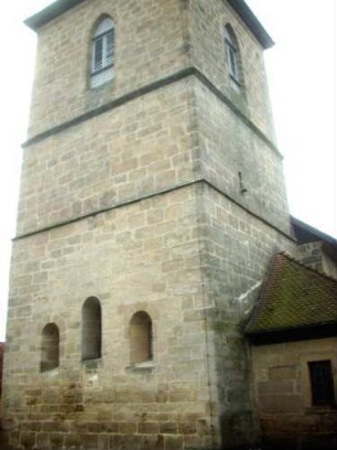 Kirchturm von Ostnordosten (im Kern frühgotischer Chorturm mit Turmchor - im 16 Jh überarbeitet) in Übersicht