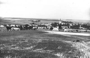 Kodersdorf-Rengersdorf. Ortsteilansicht mit Dorfkirche Rengersdorf von Südosten