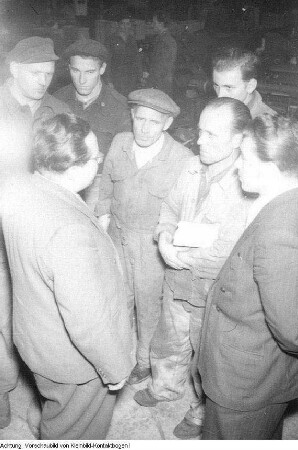 Dresden. Turbinenwerk Dresden, Diskussion der Werktätigen über den Beitritt der DDR zum Warschauer Vertrag, 1956