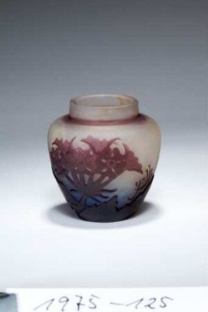 Vase mit Primelblüten-Dekor