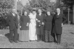 Sorbische katholische Hochzeit in Radibor. Das Brautpaar mit Eltern. : Serbski katolski kwas w Radworju. Kwasny por z staršimaj.