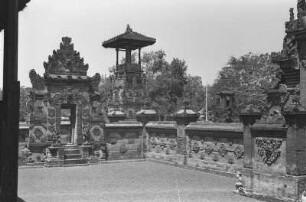 Seiteneingang und Eckturm des Museums : Blick in eine tempelähnliche Anlage