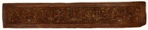 Tibetischer Buchdeckel, vergoldet, mit einem vierarmigen Bodhisattva im Zentrum, flankiert von mehreren Buddhas und Bodhisattvas