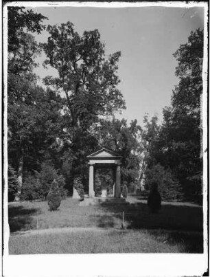 Karlsruhe Schlossgarten Donisches Tempelchen mit Büste von Großherzog Carl Friedrich von Baden