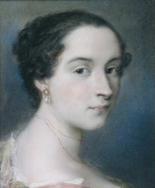 Eine schwarzhaarige Dame mit dünner goldener Halskette