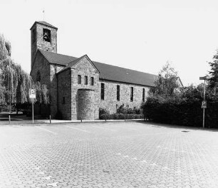 Katholische Pfarrkirche St. Gottfried mit Pfarrhaus; Butzbach, Am Bollwerk 14