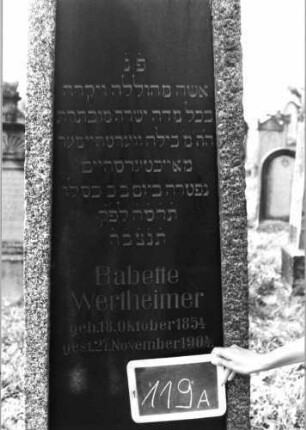 Grabstein 119 (Index: 99937075) Material: Granit, schwarze Marmorplatten Zustand: gut Maße HxBxT: 204x54x27 cm Beschreibung: Obelisk, Sockel, Schriftplatten: Grabstein 119A