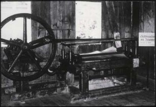 Papiermühle Niederzwönitz, Glättmaschine mit Achatstein von ca. 1900 (Foto aus dem technischen Museum Papiermühle Niederzwönitz)
