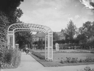 Bad Kissingen, Rosengarten : Bad Kissingen. Rosengarten mit Boxberger-Neumann-Denkmal